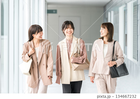 オフィスビルの廊下を歩くビジネスウーマン,ワーキングウーマン（オフィスカジュアル） 134667232