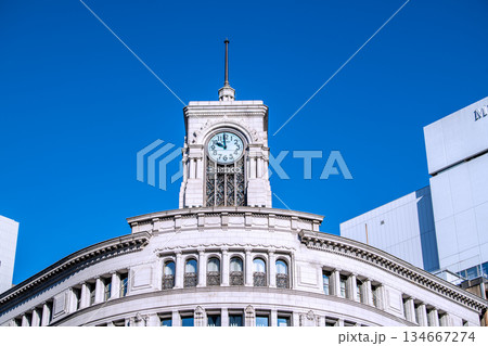 日本の東京都市景観年の瀬。カウントダウン。銀座で10時開店の店は多い…10時まであと少し…＝23日 134667274
