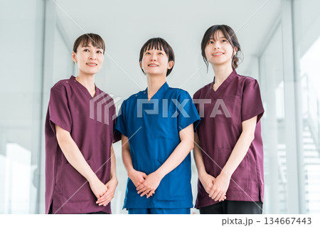 スクラブを着た医者・医師・看護師・医療従事者・ドクター・作業療法士・理学療法士の女性スタッフ スクラブを着た医者・医師・看護師・医療従事者・ドクター・作業療法士・理学療法士の女性スタッフ 134667443