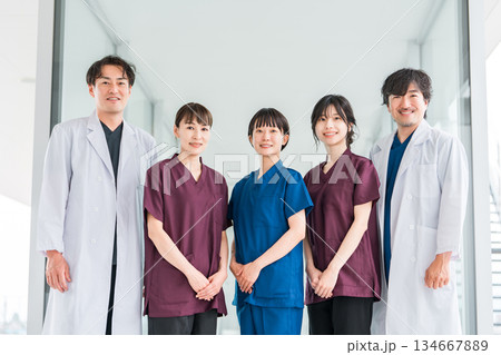 スクラブ姿の医療従事者,医療スタッフ,看護師の女性と白衣姿の男性医師 134667889