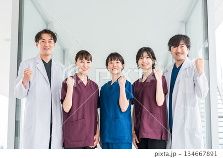 スクラブ姿の医療従事者,医療スタッフ,看護師の女性と白衣姿の男性医師 134667891