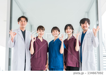 スクラブ姿の医療従事者,医療スタッフ,看護師の女性と白衣姿の男性医師 134667892