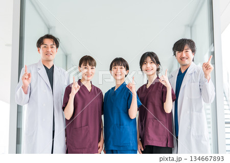 スクラブ姿の医療従事者,医療スタッフ,看護師の女性と白衣姿の男性医師 134667893
