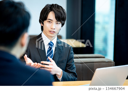 打ち合わせするビジネスパーソン 打ち合わせするビジネスパーソン 134667904
