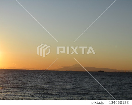 夕焼け空に浮かび上がる富士山 134668128