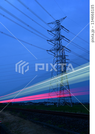 鉄塔と列車の灯り 134668185