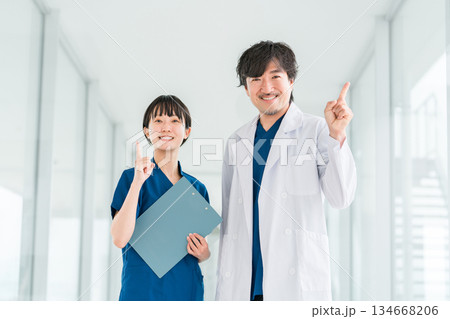 スクラブ姿の医療従事者,医療スタッフ,看護師の女性と白衣姿の男性医師 134668206