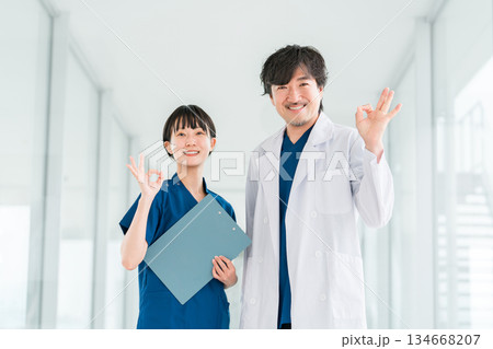 スクラブ姿の医療従事者,医療スタッフ,看護師の女性と白衣姿の男性医師 スクラブ姿の医療従事者,医療スタッフ,看護師の女性と白衣姿の男性医師 134668207