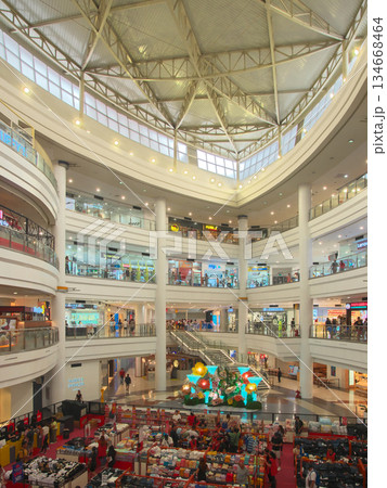 躍動するフィリピン - 賑わうマニラ（マラテ/エルミタ）のモール    都市景観（2025年5月） 134668464