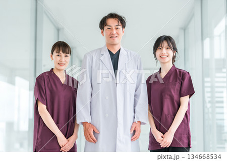 スクラブ姿の医療従事者,医療スタッフ,看護師の女性と白衣姿の男性医師 スクラブ姿の医療従事者,医療スタッフ,看護師の女性と白衣姿の男性医師 134668534