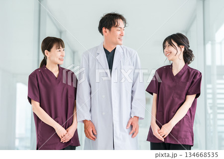 スクラブ姿の医療従事者,医療スタッフ,看護師の女性と白衣姿の男性医師 スクラブ姿の医療従事者,医療スタッフ,看護師の女性と白衣姿の男性医師 134668535