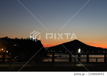 夕暮れの犬山城【愛知・犬山】 夕暮れの犬山城【愛知・犬山】 134668642