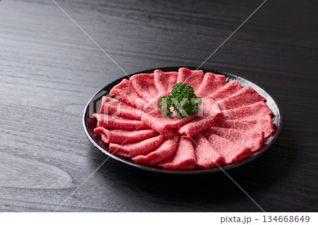 国産和牛　肩薄切り　しゃぶしゃぶ用 134668649