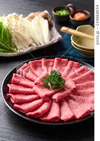 国産和牛 肩薄切り しゃぶしゃぶ用 国産和牛 肩薄切り しゃぶしゃぶ用 134668654