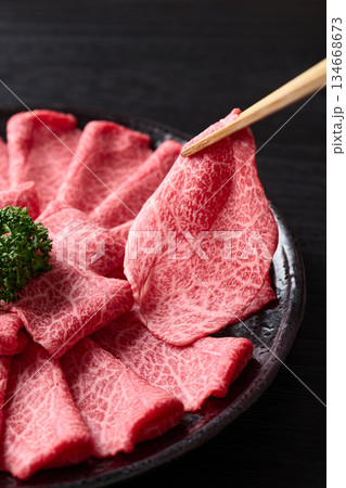 国産和牛　肩薄切り　しゃぶしゃぶ用 134668673