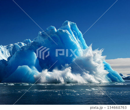温暖化により氷山が崩壊	 134668763
