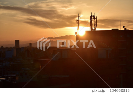 夕焼けの名古屋西部を望む 134668813
