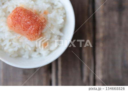 押し麦入りご飯に乗せた無着色のくずれ明太子 押し麦入りご飯に乗せた無着色のくずれ明太子 134668826