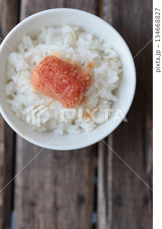 押し麦入りご飯に乗せた無着色のくずれ明太子 押し麦入りご飯に乗せた無着色のくずれ明太子 134668827