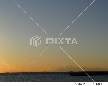 検見川浜に夕日が沈んだ後の富士山 134668990