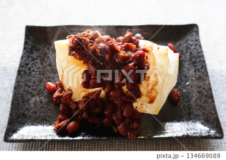 おもちにデーツ小豆をのせたおやつ おもちにデーツ小豆をのせたおやつ 134669089