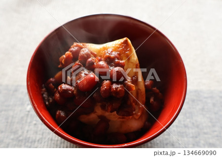 お餅にデーツ小豆をのせたおやつ お餅にデーツ小豆をのせたおやつ 134669090
