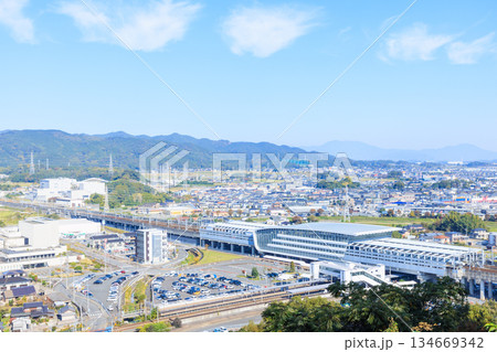 秋の新鳥栖駅と鳥栖の街並み　佐賀県鳥栖市 134669342