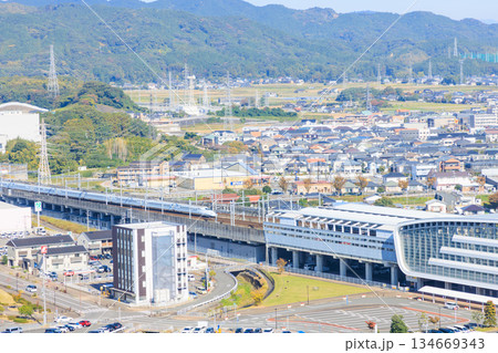 秋の新鳥栖駅と鳥栖の街並み　佐賀県鳥栖市 134669343