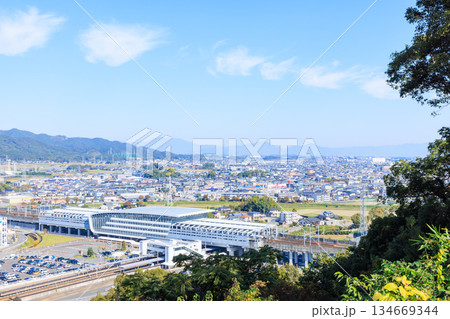 秋の新鳥栖駅と鳥栖の街並み 佐賀県鳥栖市 秋の新鳥栖駅と鳥栖の街並み 佐賀県鳥栖市 134669344