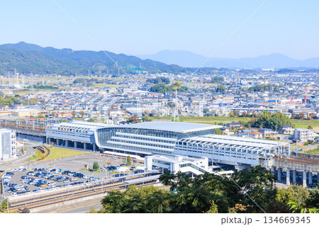 秋の新鳥栖駅と鳥栖の街並み 佐賀県鳥栖市 秋の新鳥栖駅と鳥栖の街並み 佐賀県鳥栖市 134669345