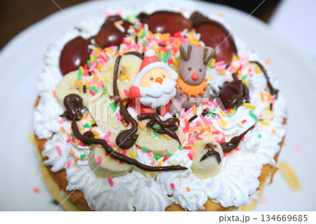 子供がデコレーションしたクリスマスケーキ 134669685