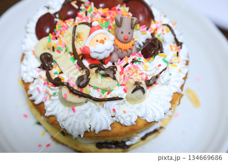 手作りケーキ クリスマスと子供 134669686
