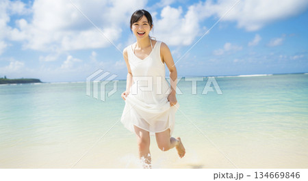 白い砂浜とワンピース　ビーチで遊ぶ女性 134669846
