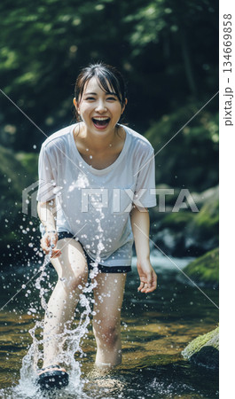 渓流で水遊びをする女性 134669858