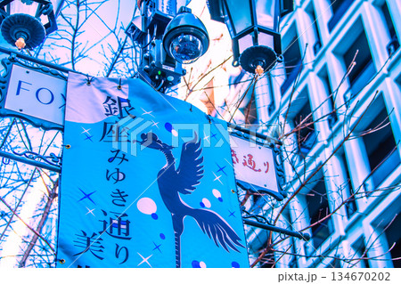 日本の東京都市景観　街角の防犯カメラ作動中。銀座みゆき通りの防犯カメラ 134670202