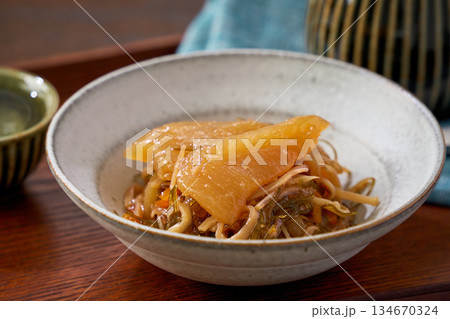 数の子の松前漬けと日本酒の酒肴 134670324
