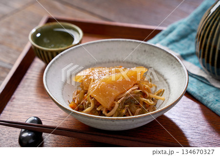 数の子の松前漬けと日本酒の酒肴 数の子の松前漬けと日本酒の酒肴 134670327