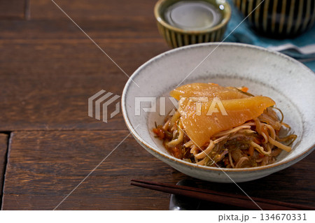 数の子の松前漬けと日本酒の酒肴 134670331