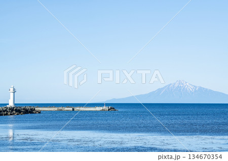 北海道稚内市 稚内市内から見る利尻島の風景 北海道稚内市 稚内市内から見る利尻島の風景 134670354