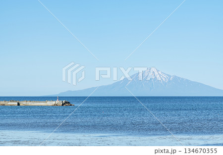 北海道稚内市　稚内市内から見る利尻島の風景 134670355