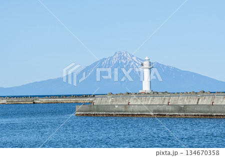 北海道稚内市　稚内市内から見る利尻島の風景 134670358