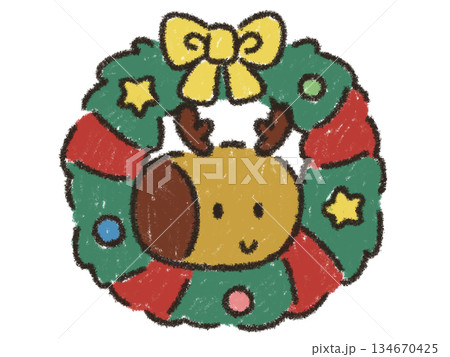 クリスマスリースから顔を出すトナカイ 134670425