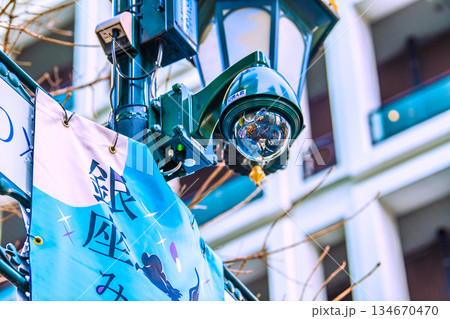 日本の東京都市景観　街角の防犯カメラ作動中。銀座みゆき通りの防犯カメラ 134670470