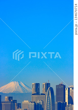東京都新宿区、富士山と新宿副都心超高層ビル郡の風景 134670714