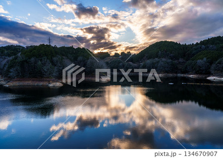 水不足の奈良布目ダム師走の夕景　夕焼け空に広がる雲とそれを映す布目湖⑤ 134670907