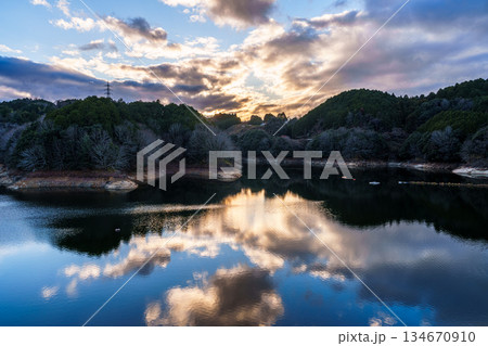 水不足の奈良布目ダム師走の夕景 夕焼け空に広がる雲とそれを映す布目湖⑧ 水不足の奈良布目ダム師走の夕景 夕焼け空に広がる雲とそれを映す布目湖⑧ 134670910