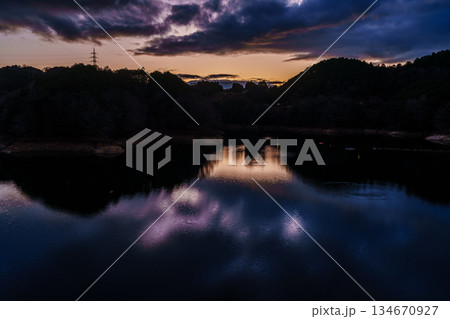 水不足の奈良布目ダム師走の夕景　山際に僅かに残った夕焼けと上空を覆う暗雲① 134670927