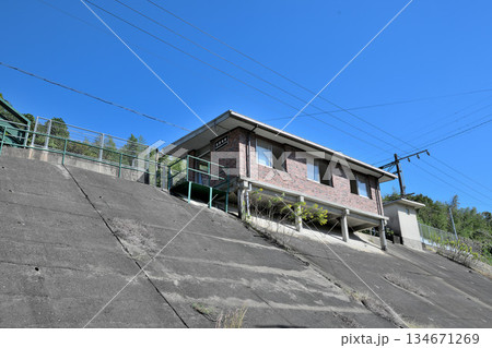 熊本県　田原坂駅　ホームと列車の風景 134671269