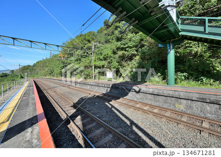 熊本県　田原坂駅　ホームと列車の風景 134671281
