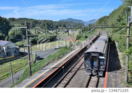 熊本県　田原坂駅　ホームと列車の風景 134671285